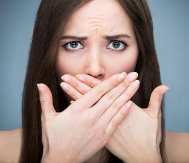 Bọc răng sứ có bị hôi miệng không? Cách chữa?