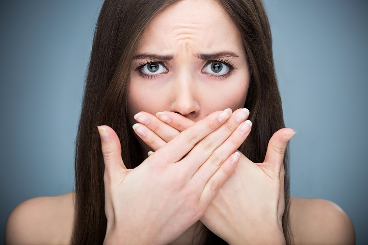 Bọc răng sứ có bị hôi miệng không? Cách chữa?